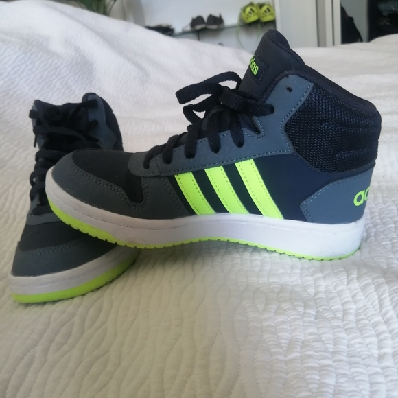 Adidas Shoes ❤️ - Picture 4 of 5